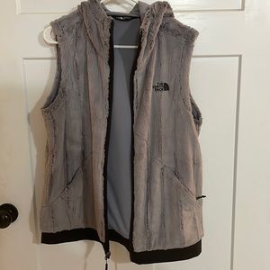 Women’s size large North face vest 100% polyester. Great shape, only worn once